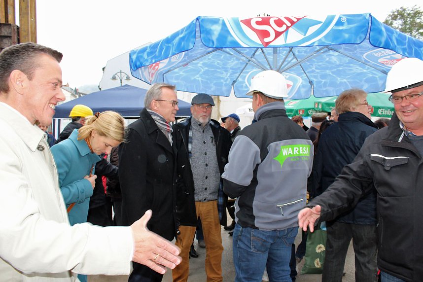 Grundsteinlegung f&uuml;r neues Wohn- und Gesch&auml;ftshaus