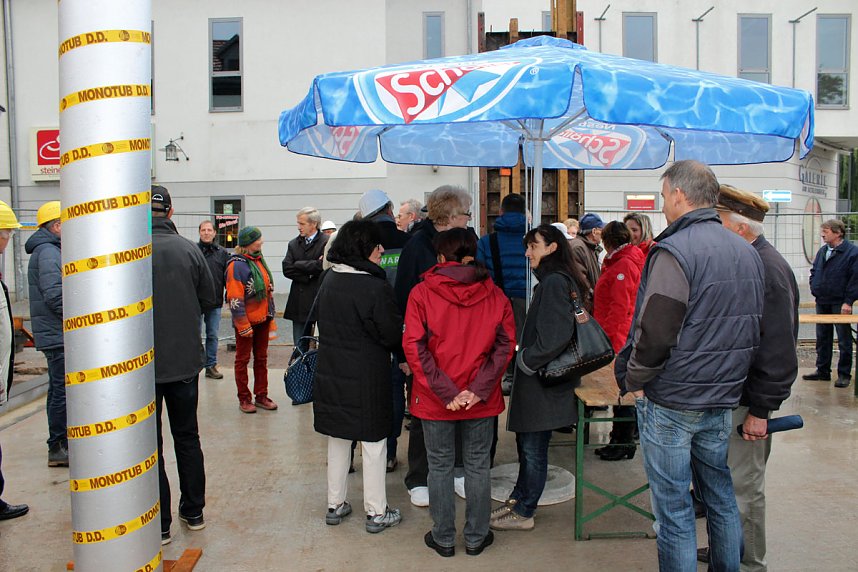 Grundsteinlegung f&uuml;r neues Wohn- und Gesch&auml;ftshaus