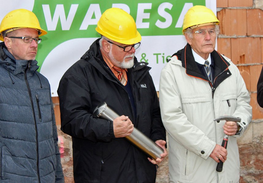 Grundsteinlegung f&uuml;r neues Wohn- und Gesch&auml;ftshaus