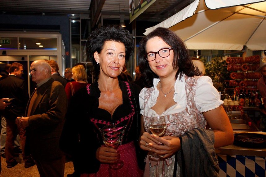 Gewichtiger Gast zum Oktoberfest im Autohaus Peter