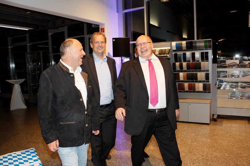 Gewichtiger Gast zum Oktoberfest im Autohaus Peter