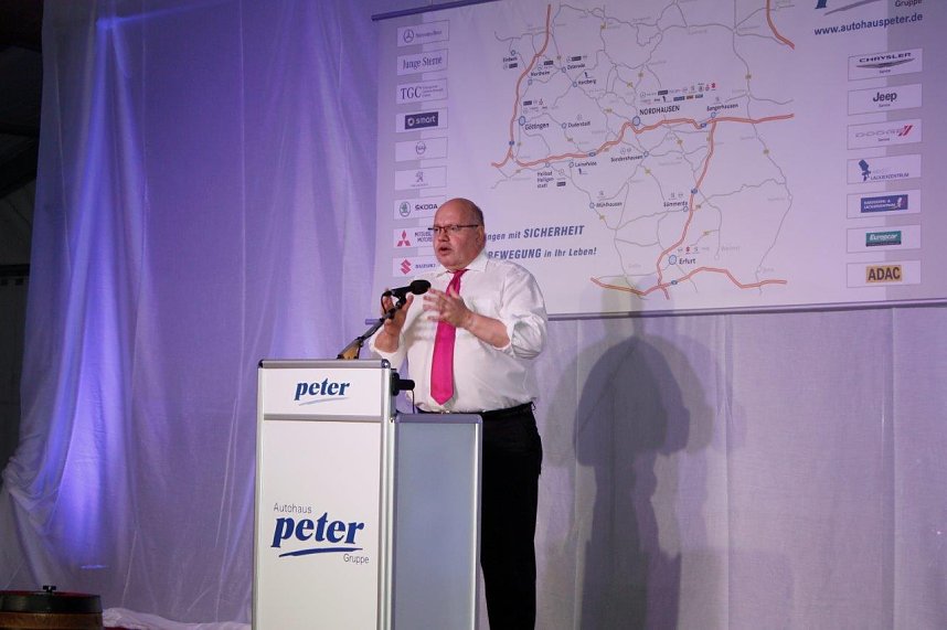 Gewichtiger Gast zum Oktoberfest im Autohaus Peter