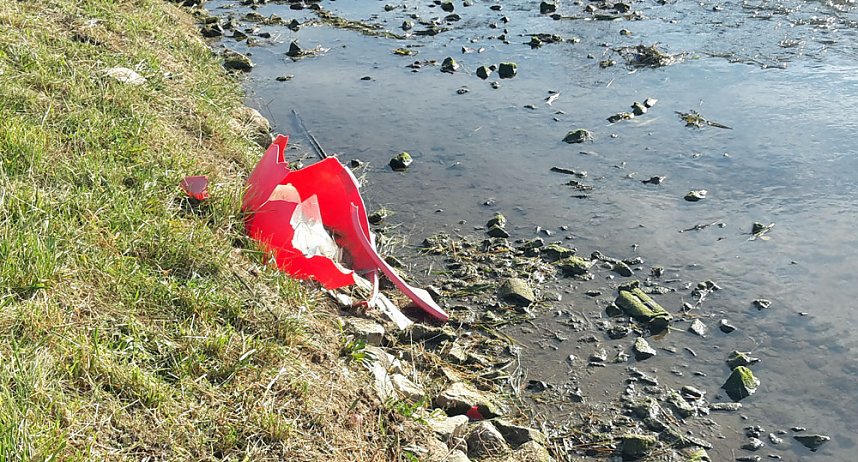 Es ist schon erstaunlich was da so alles entlang der Wipper in Sondershausen abgeladen wird. Dabei hat kn wieder einige frische und alte Entdeckungen gemacht�  ###pic### Hier wurden mal wieder in einem M&uuml;llsack offensichtlich alte Pflanzgef&auml;&szlig;e entsorgt. So weit ja noch ganz gut.  ###pic### Muss man aber seine M&uuml;llt&uuml;ten unbedingt auf dem Wipperdamm nahe der Kiesgrube ablegen. Wer macht sich die M&uuml;h