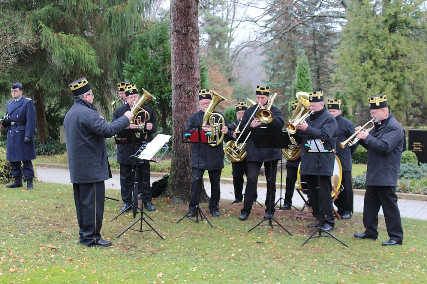 Der Opfer von Krieg, Gewalt und Terror gedacht