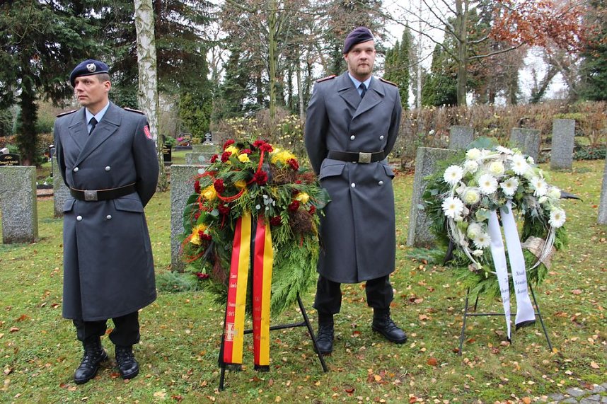 Der Opfer von Krieg, Gewalt und Terror gedacht