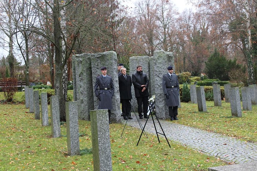 Der Opfer von Krieg, Gewalt und Terror gedacht