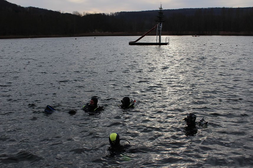 Weihnachtstauchen am Bebraer Teich