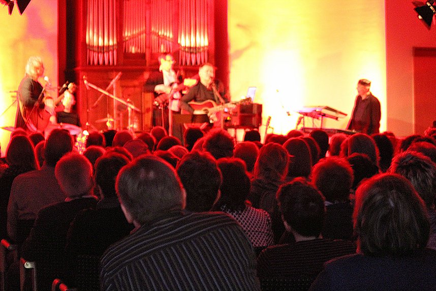 Thomas R&uuml;hman und Band begeisterte