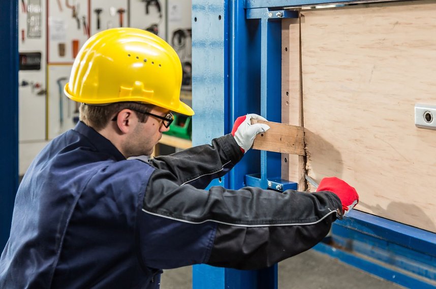 Auf dem Pr&uuml;fstand wird getestet, wie gut die Riegel und Schl&ouml;sser Einbruchsversuchen mit Werkzeug trotzen.