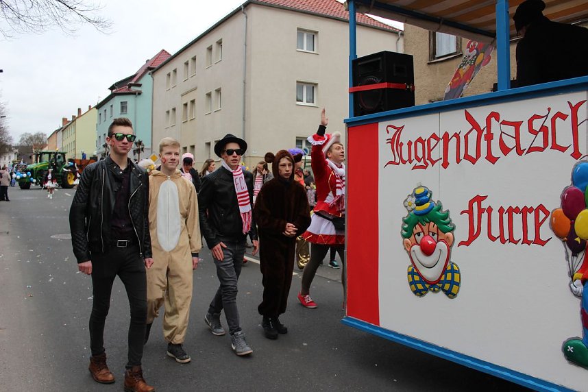 N&auml;rrinnen und Narren trotzen Wetter (1)