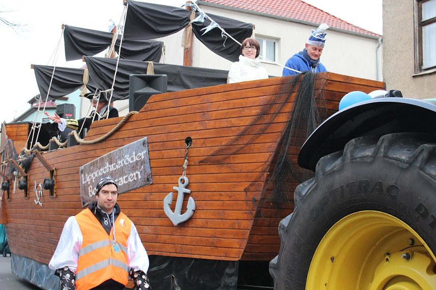 N&auml;rrinnen und Narren trotzen Wetter (1)