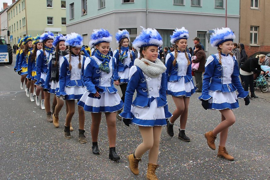 N&auml;rrinnen und Narren trotzen Wetter (2)