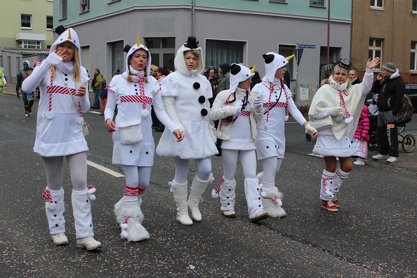 N&auml;rrinnen und Narren trotzen Wetter (2)