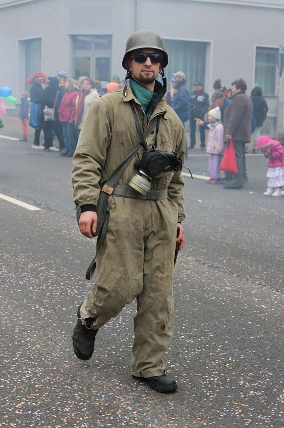 N&auml;rrinnen und Narren trotzen Wetter (2)