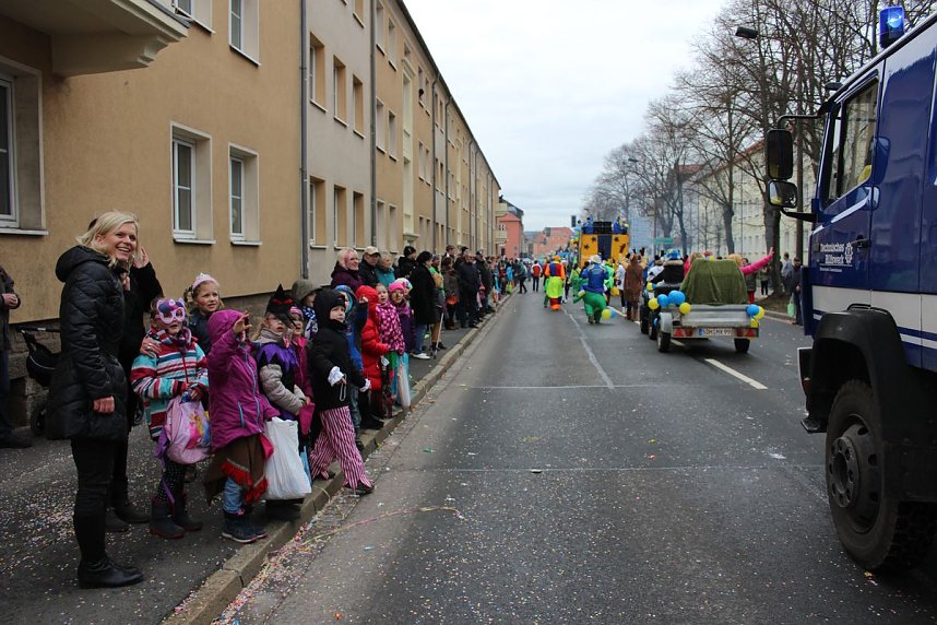 N&auml;rrinnen und Narren trotzen Wetter (2)