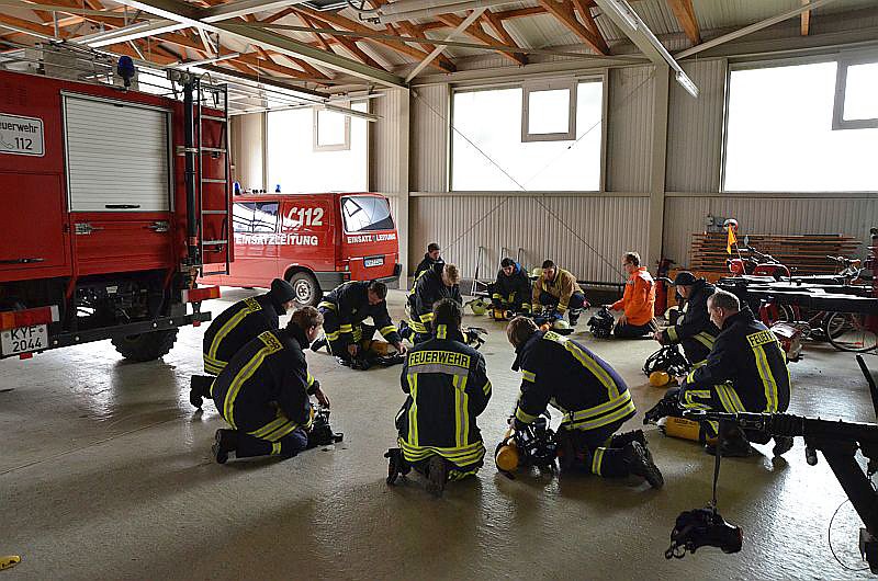 Atemschutzger&auml;tetr&auml;ger Lehrgang 2016 in der Feuerwehr Greu&szlig;en