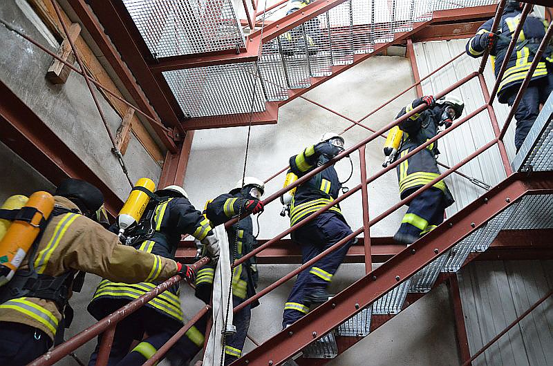Atemschutzger&auml;tetr&auml;ger Lehrgang 2016 in der Feuerwehr Greu&szlig;en