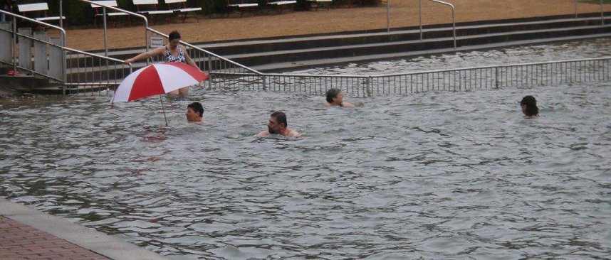 Mit Schirm, Charme und kaltem Wasser