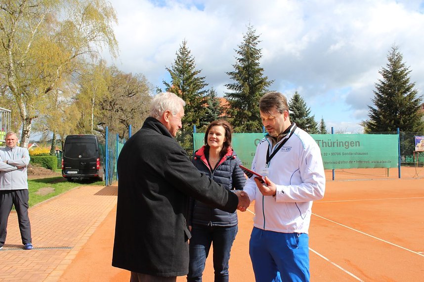 Tennis: Saisonstart beinahe in Wei&szlig;