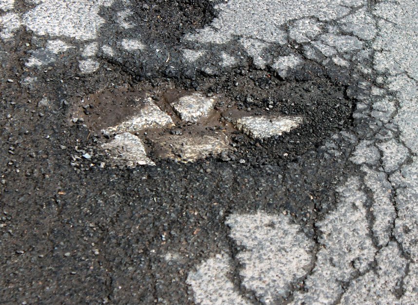 Stra&szlig;ensch&auml;den in Jecha