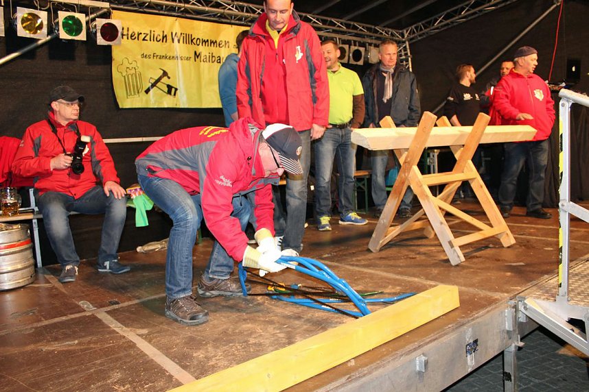 Maibaumk&ouml;nig im Stechen ermittelt