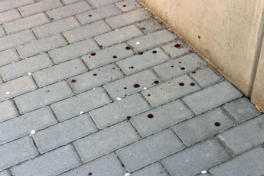 Wodkaflasche auf den Kopf