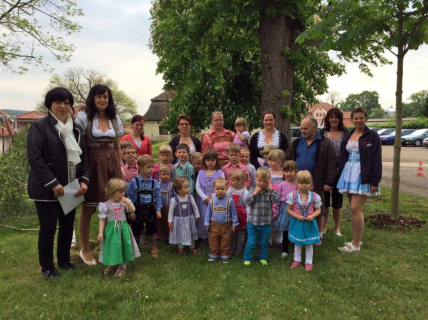 1. Maibaumsetzen im AWO Seniorenzentrum Am Schlosspark in Bendeleben