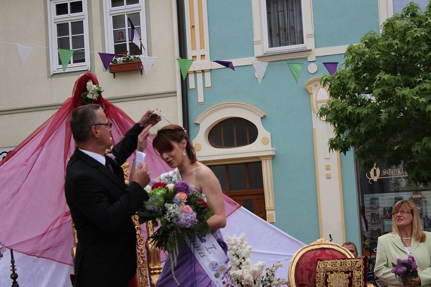 Fliederprinzessin in Amt eingef&uuml;hrt