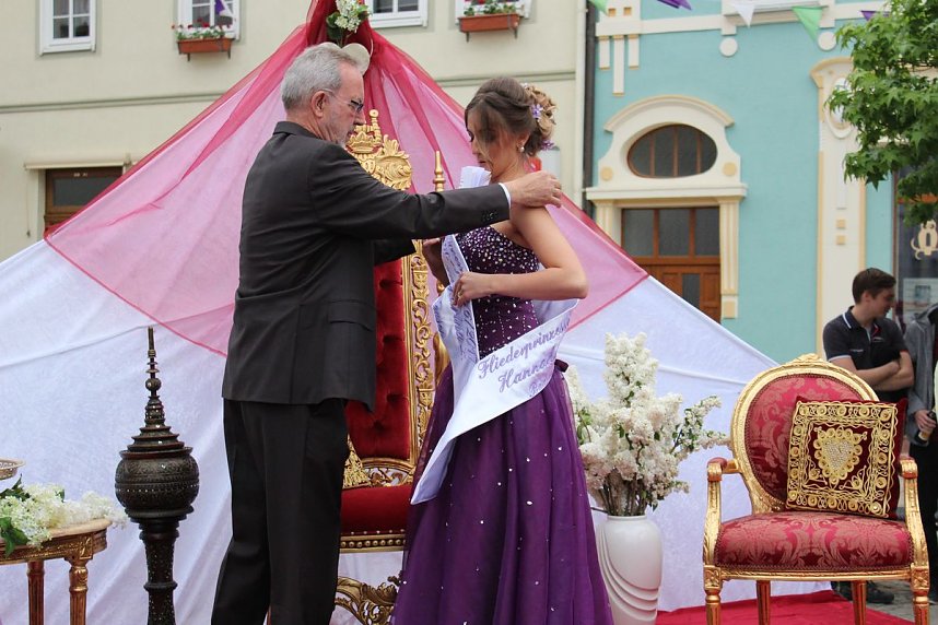 Fliederprinzessin in Amt eingef&uuml;hrt