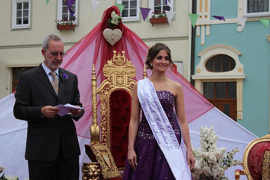 Fliederprinzessin in Amt eingef&uuml;hrt