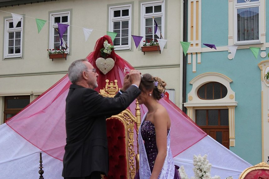 Fliederprinzessin in Amt eingef&uuml;hrt