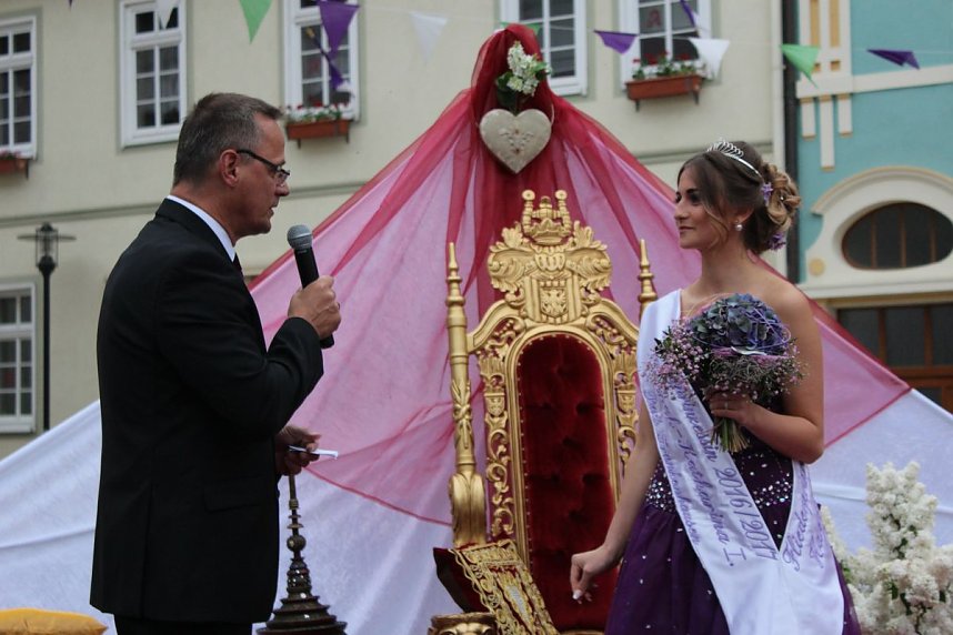 Fliederprinzessin in Amt eingef&uuml;hrt