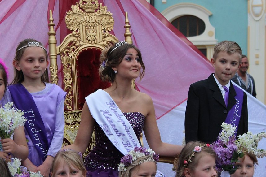 Fliederprinzessin in Amt eingef&uuml;hrt