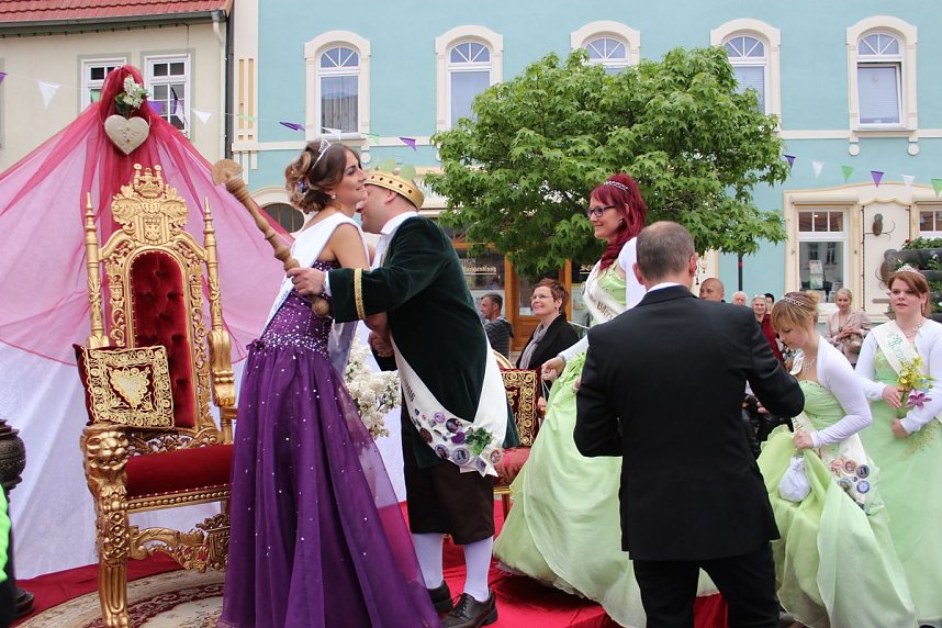 Fliederprinzessin in Amt eingef&uuml;hrt