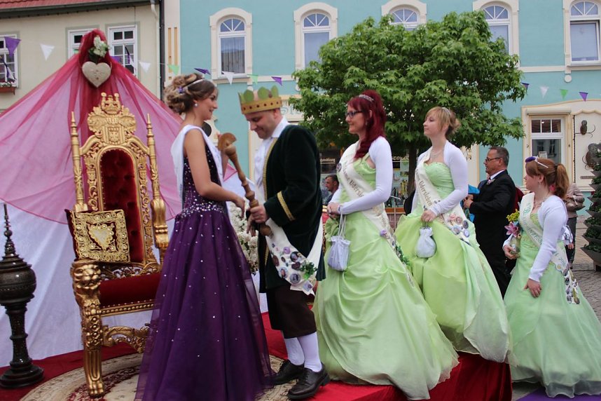 Fliederprinzessin in Amt eingef&uuml;hrt