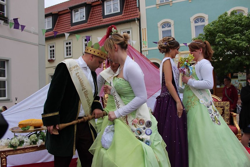 Fliederprinzessin in Amt eingef&uuml;hrt