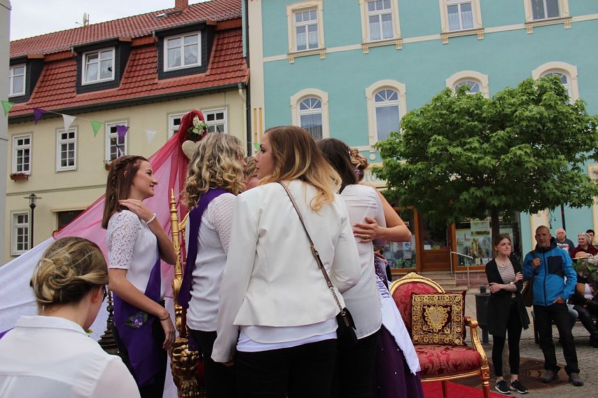 Fliederprinzessin in Amt eingef&uuml;hrt