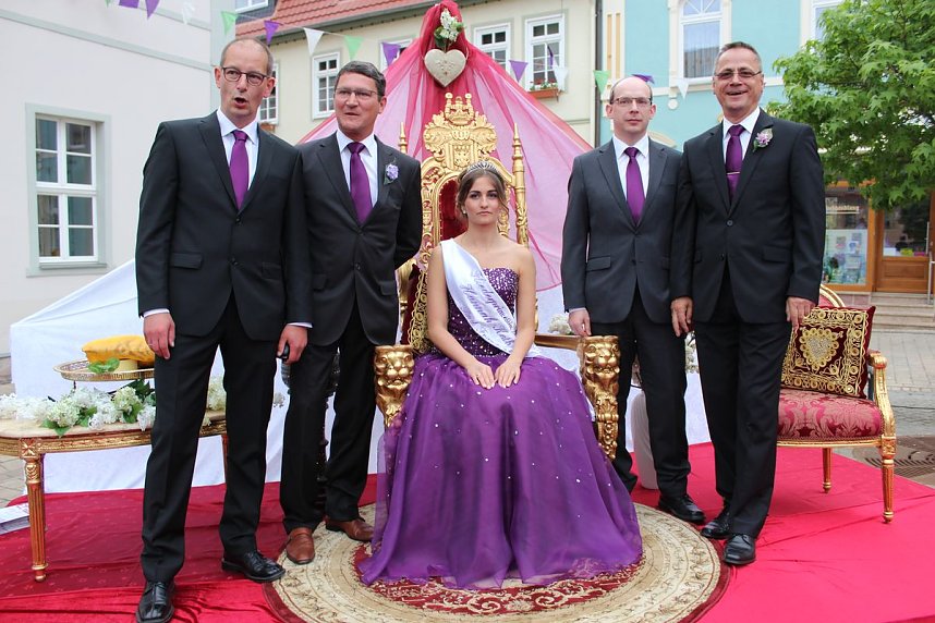 Fliederprinzessin in Amt eingef&uuml;hrt