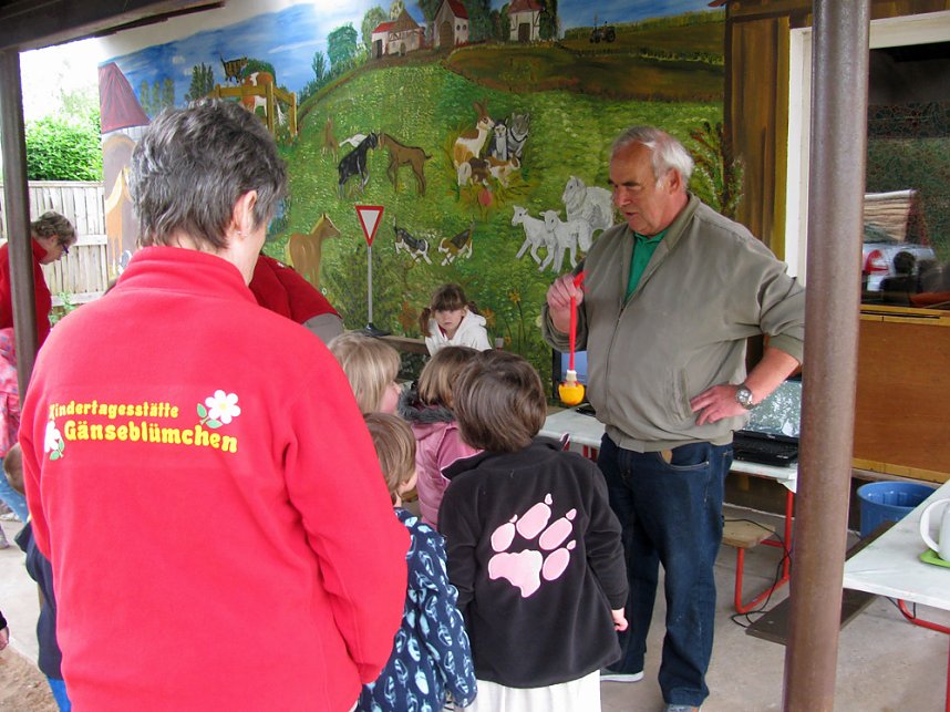 Verkehrssicherheitstag in Kita  G&auml;nsebl&uuml;mchen Ro&szlig;leben