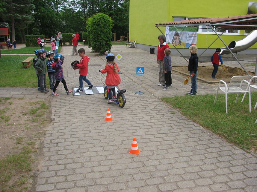 Verkehrssicherheitstag in Kita  G&auml;nsebl&uuml;mchen Ro&szlig;leben