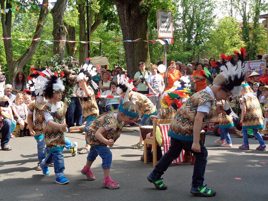 Kindervilla-Kinder begeisterten ihre G&auml;ste zum Stra&szlig;enfest