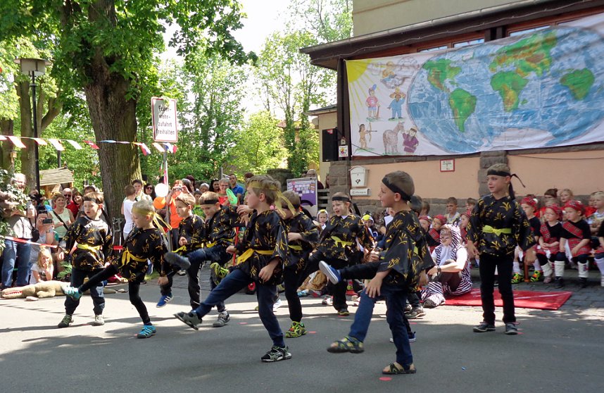 Kindervilla-Kinder begeisterten ihre G&auml;ste zum Stra&szlig;enfest
