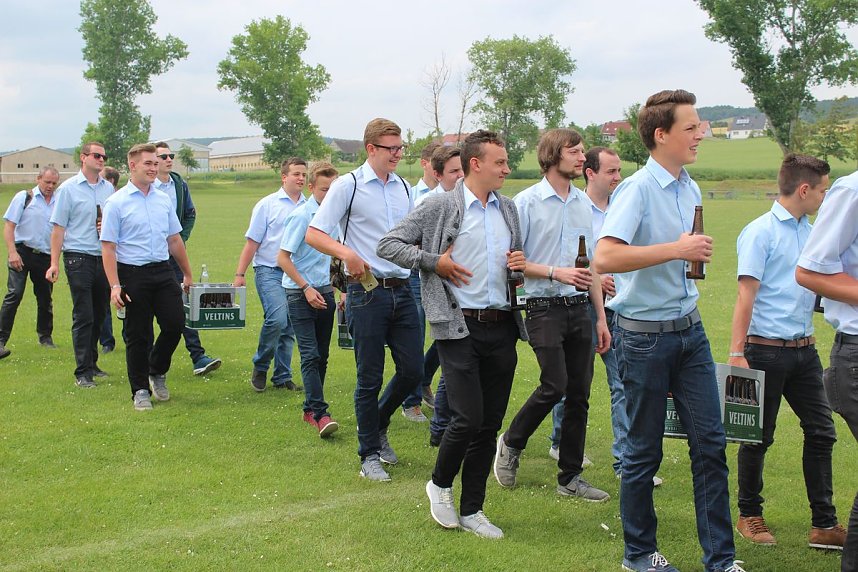 Laubk&ouml;nig gekr&ouml;nt - Geheimnis der Hofdamen gel&uuml;ftet!