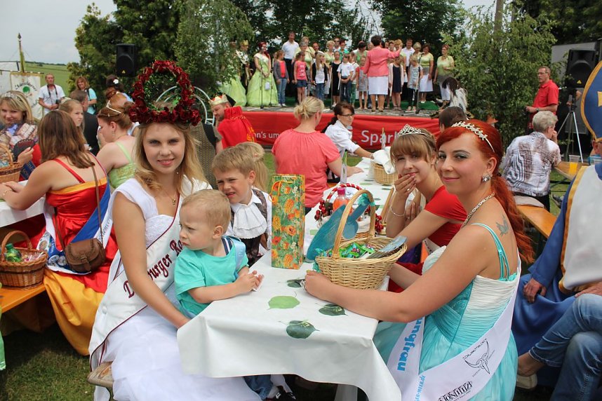 Laubk&ouml;nig gekr&ouml;nt - Geheimnis der Hofdamen gel&uuml;ftet!