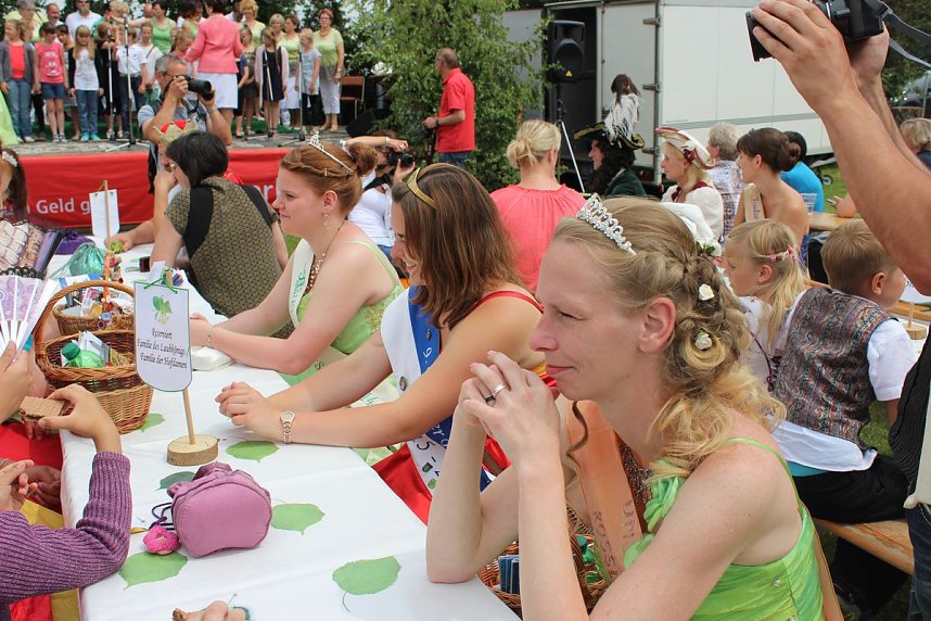 Laubk&ouml;nig gekr&ouml;nt - Geheimnis der Hofdamen gel&uuml;ftet!