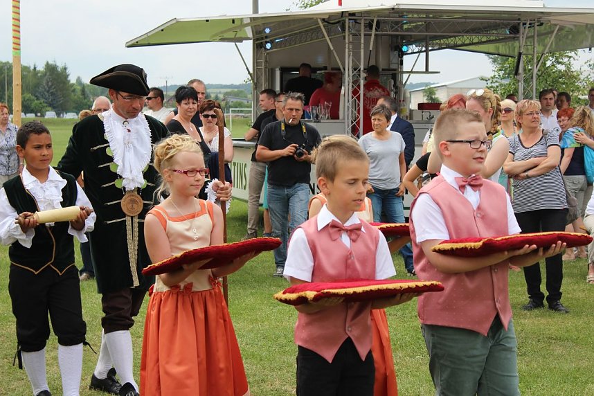 Laubk&ouml;nig gekr&ouml;nt - Geheimnis der Hofdamen gel&uuml;ftet!