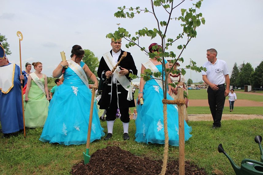 Laubk&ouml;nig gekr&ouml;nt - Geheimnis der Hofdamen gel&uuml;ftet!