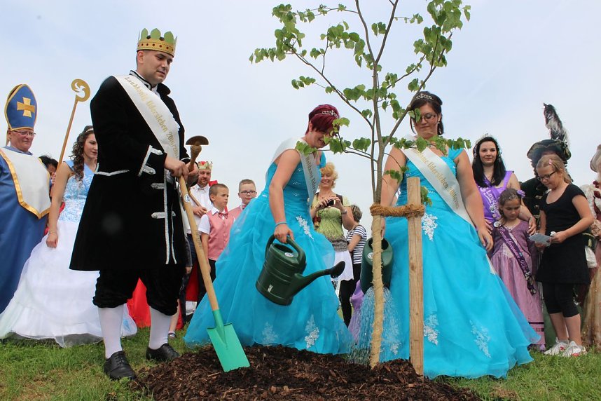 Laubk&ouml;nig gekr&ouml;nt - Geheimnis der Hofdamen gel&uuml;ftet!
