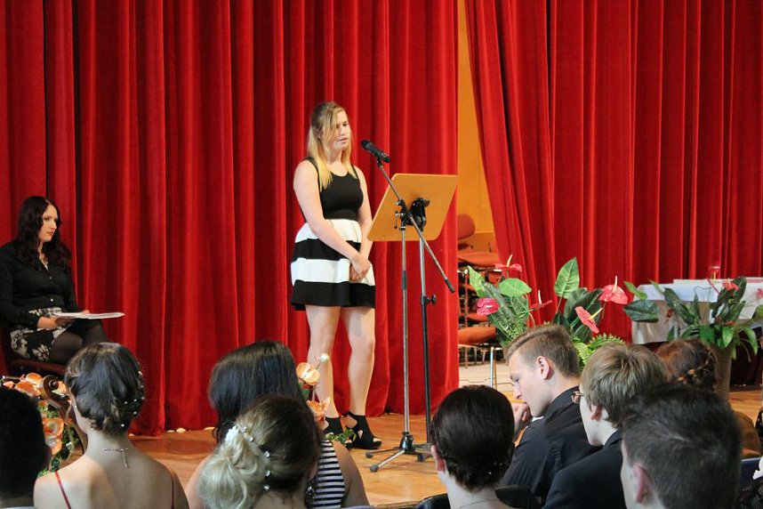 Zeugnisse &uuml;bergeben