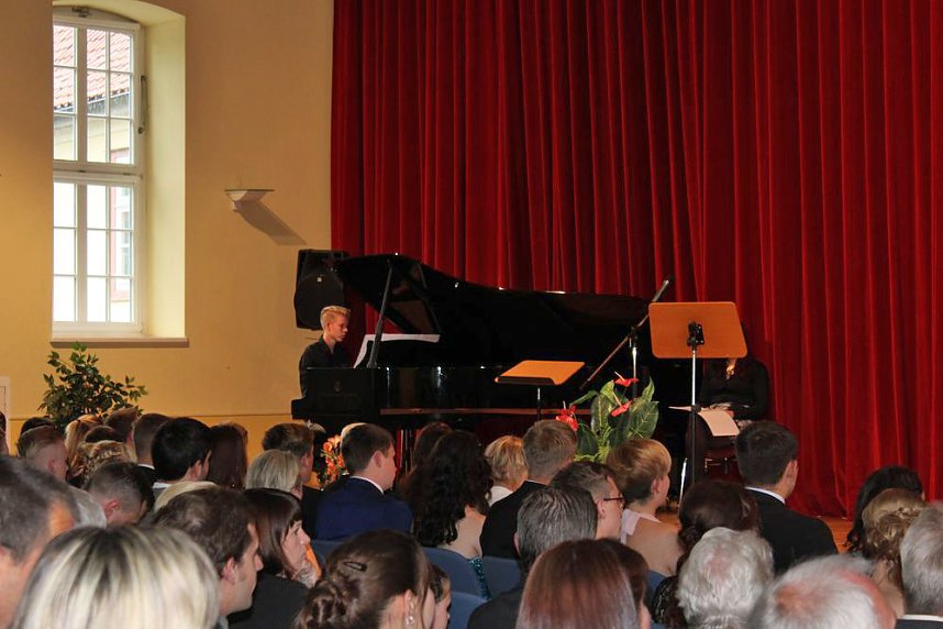 Zeugnisse &uuml;bergeben